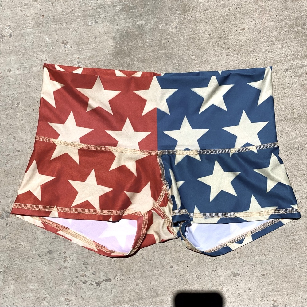Women’s medium Teeki sun shorts with stars ⭐️